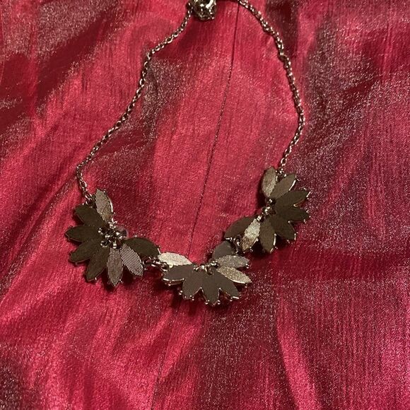 3 Floral Cluster 15” Neckalce - Picture 4 of 4